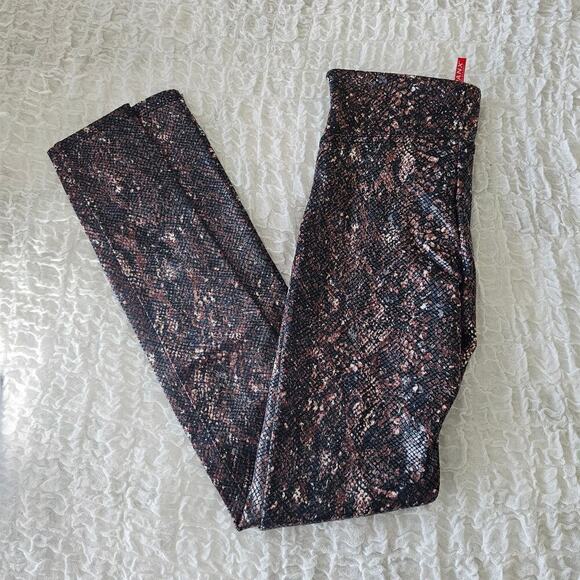 Spanx Faux Leather Snake Shine Legging Size Small - Picture 5 of 7